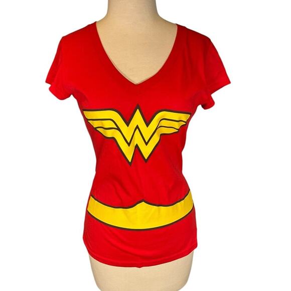DC Comics Originals Wonder Women T-Shirt With Detachable Cape Size Medium NWOT - Picture 1 of 8
